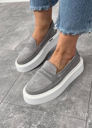 Серые женские лоферы туфли на высокой подошве утолщенной из натуральной замши