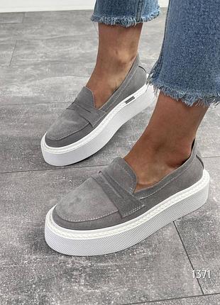 Серые женские лоферы туфли на высокой подошве утолщенной из натуральной замши