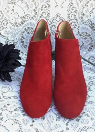 Червоні ботильйони черевики