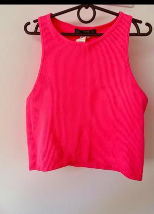 Укороченный кроп-топ в рубчик цвета фуксия