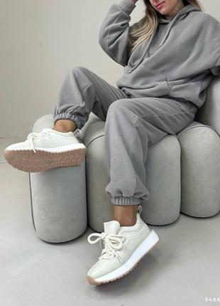 Кросівки бежеві