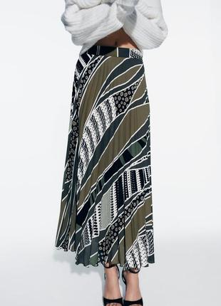 Плисированная юбка средней длинны с принтом2 фото