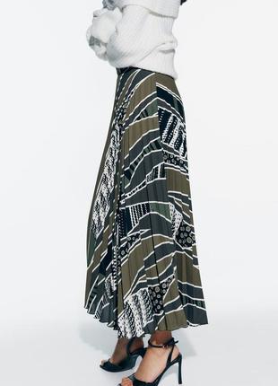 Плисированная юбка средней длинны с принтом5 фото