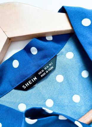 Женская синяя блуза в белый горох с галстуком от бренда shein2 фото