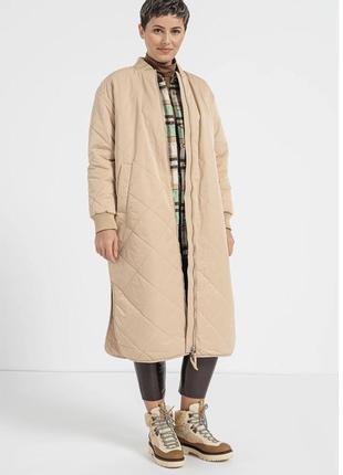 Довге стьобане лемісезонне пальто в бежевому кольорі від бренду vero moda