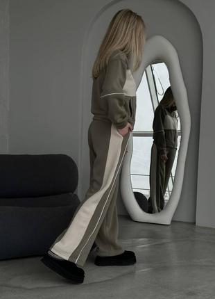 Стильный костюм с широкими брюками и кофтой на молнии2 фото