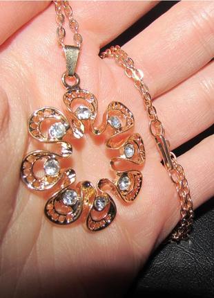 Золотистая ажурная подвеска на цепочке в стразах, новая! арт. 5642