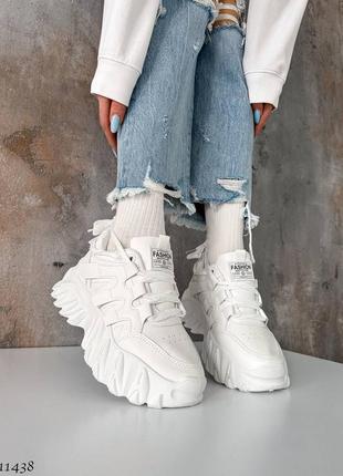 Стильные белые кроссовки на высокой массивной подошве3 фото