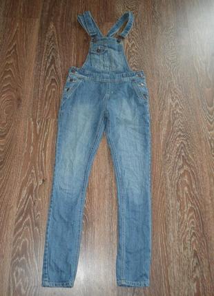Стильный джинсовый комбинезон для девочки-подростка