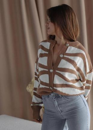 Стильний базовий вязаний вкорочений кардиган