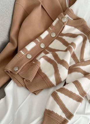 Стильний базовий вязаний вкорочений кардиган