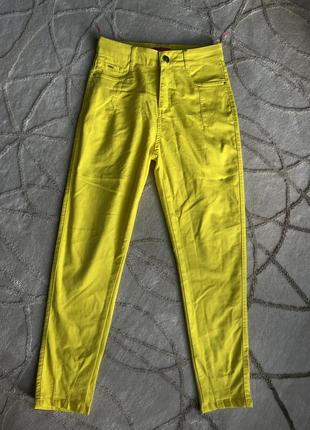 Насыщенно желтые джинсы