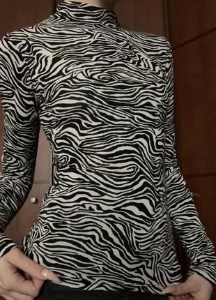 Водолазка з принтом stradivarius