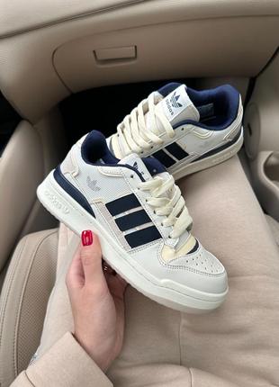 Крутые женские кроссовки adidas forum exhibit low beige navy бежевые с синим