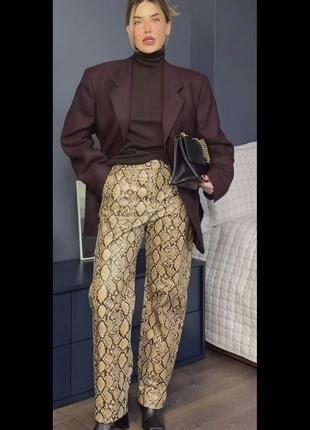 Новые стильные брюки из экокожи у змеиный принт1 фото