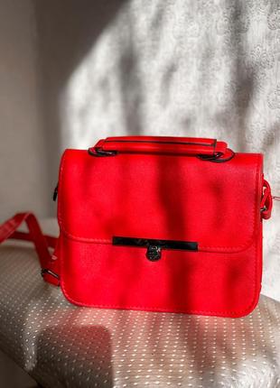 Красивая красная сумка