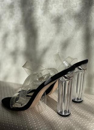 Стильные босоножки с прозрачным каблуком9 фото