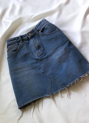 Блакитна світла джинсова спідниця міні з необробленим краєм2 фото