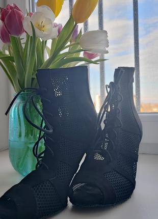 Чорні танцювальні туфлі-чобітки