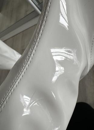 Белые сапоги на каблуке до колена с квадратным носком лаковые, размер 40.7 фото