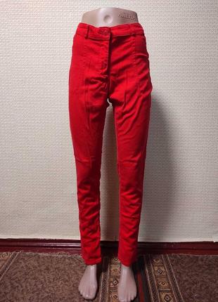 Красные джинсы брюки