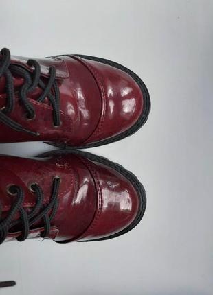 Лаковые ботинки на каблуке со шнуровкой2 фото