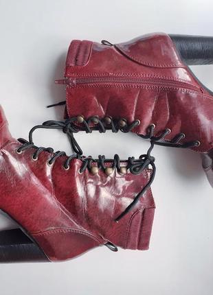 Лаковые ботинки на каблуке со шнуровкой4 фото