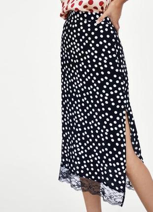 Трендовая юбка в горошек от zara. юбка миди с кружевом черная в белый горошек.