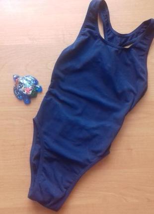 Дитячий спортивний купальник для дівчинки 4 років.