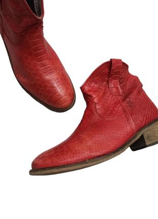 Красные кожаные ботинки козаки2 фото