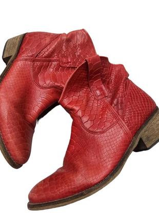 Красные кожаные ботинки козаки1 фото