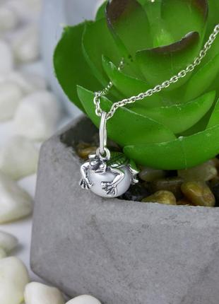 Серебряная подвеска жабка с натуральным жемчугом.