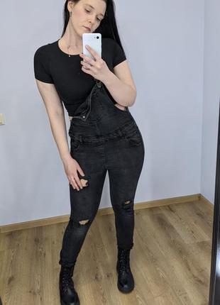 Комбінезон чорний джинсовий, з дирками на штанах🖤6 фото