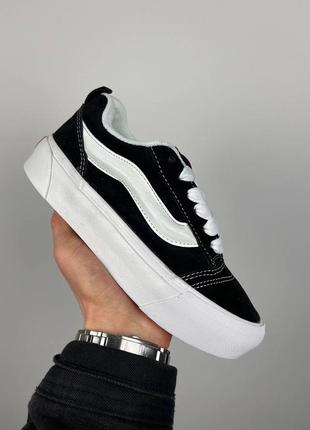 Женские кроссовки-кеды на платформе черные с белым в стиле vans knu skool platform black white