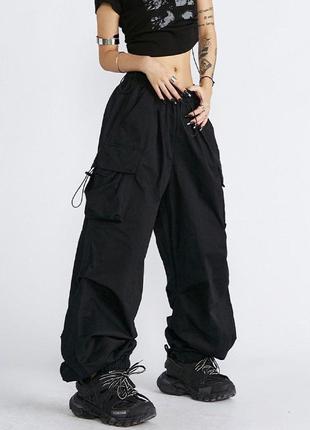 Спортивні штани з плащівки з накладними кишенями мантжети на зав'язках джоггери графітові чорні оверсай трендові стильні