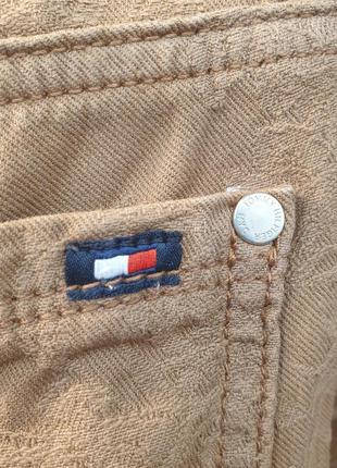 Бежевые джинсы tommy hilfiger коричневые8 фото