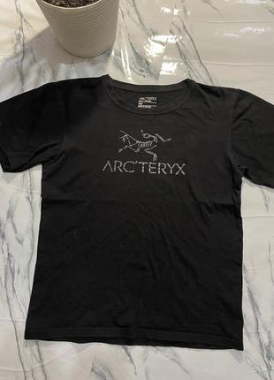 Arc’teryx t-shirt, center logo