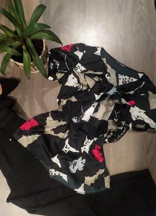 Красива яскрава блуза з бантом