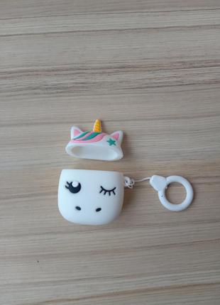 Защитный чехол для airpods из гибкого силикона с крючком.