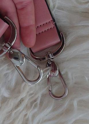 Ремешок розовый с серебряными кнопками с аппликациями для сумки3 фото