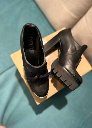 Женские кожаные ботинки на каблуке sassofono5 фото