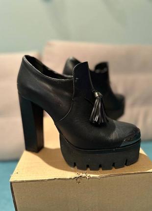 Женские кожаные ботинки на каблуке sassofono4 фото
