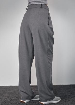 Классические брюки с акцентными пуговицами на поясе5 фото