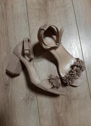 Босоніжки на стійкому каблуці