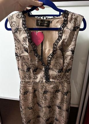 Міді сукня по фігурі бежева з чорним кружечком в єдиному екземплярі