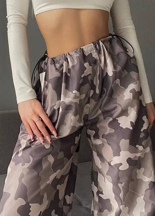Камуфляжные карго на резинке снизу и на поясе