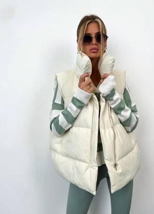 Стильная длинная жилетка имеет батальные размеры