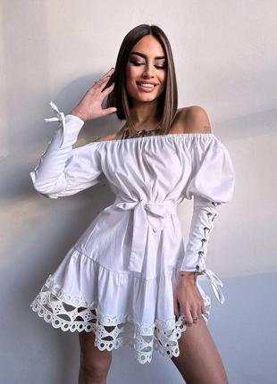 Короткое платье с кружевом