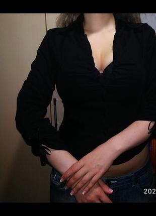 Бавовняна базова чорна стрейч сорочка з декольте