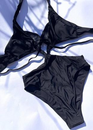 Черный женский слитный купальник со вставками сетки4 фото
